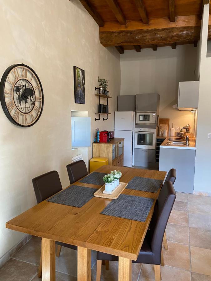 Appartement 4 personnes dans château avec piscine Lussan  Extérieur photo