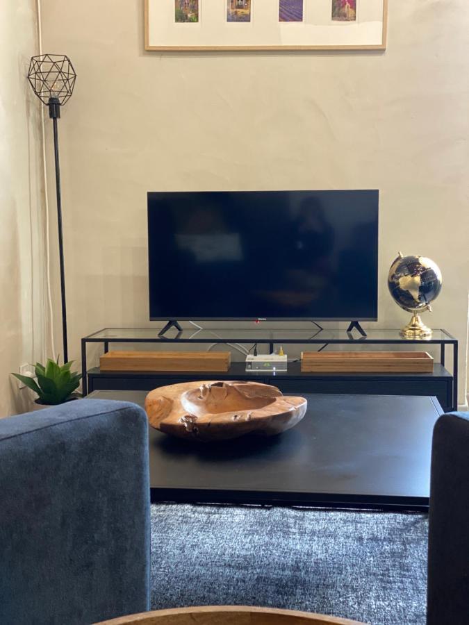 Appartement 4 personnes dans château avec piscine Lussan  Extérieur photo