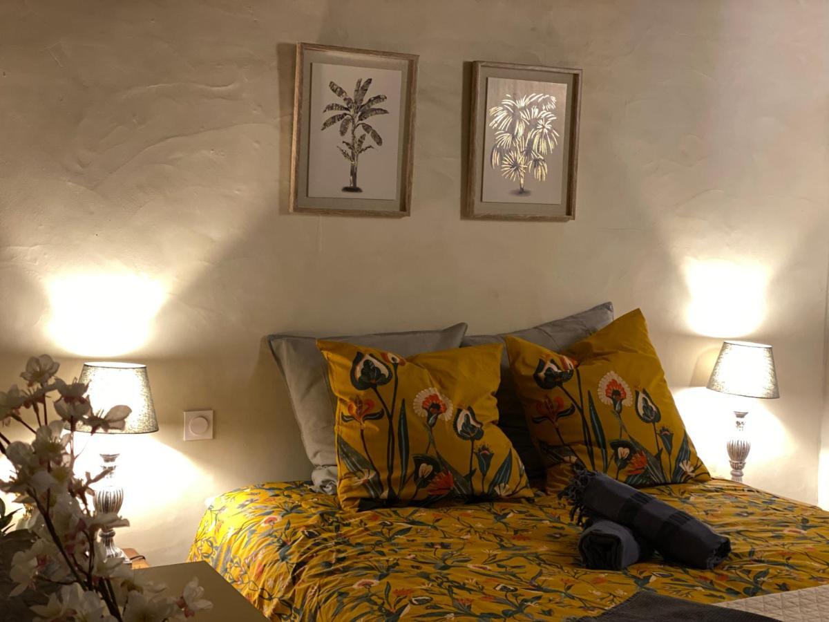 Appartement 4 personnes dans château avec piscine Lussan  Extérieur photo