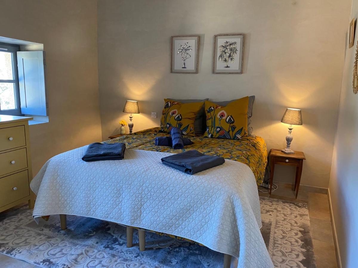 Appartement 4 personnes dans château avec piscine Lussan  Extérieur photo