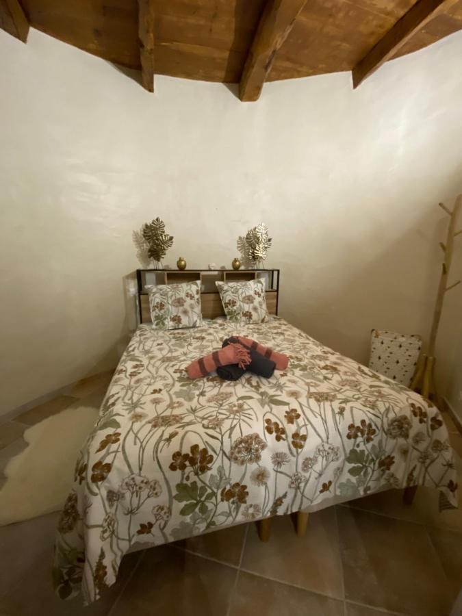 Appartement 4 personnes dans château avec piscine Lussan  Extérieur photo