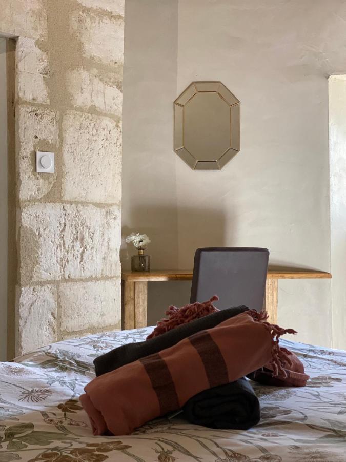 Appartement 4 personnes dans château avec piscine Lussan  Extérieur photo